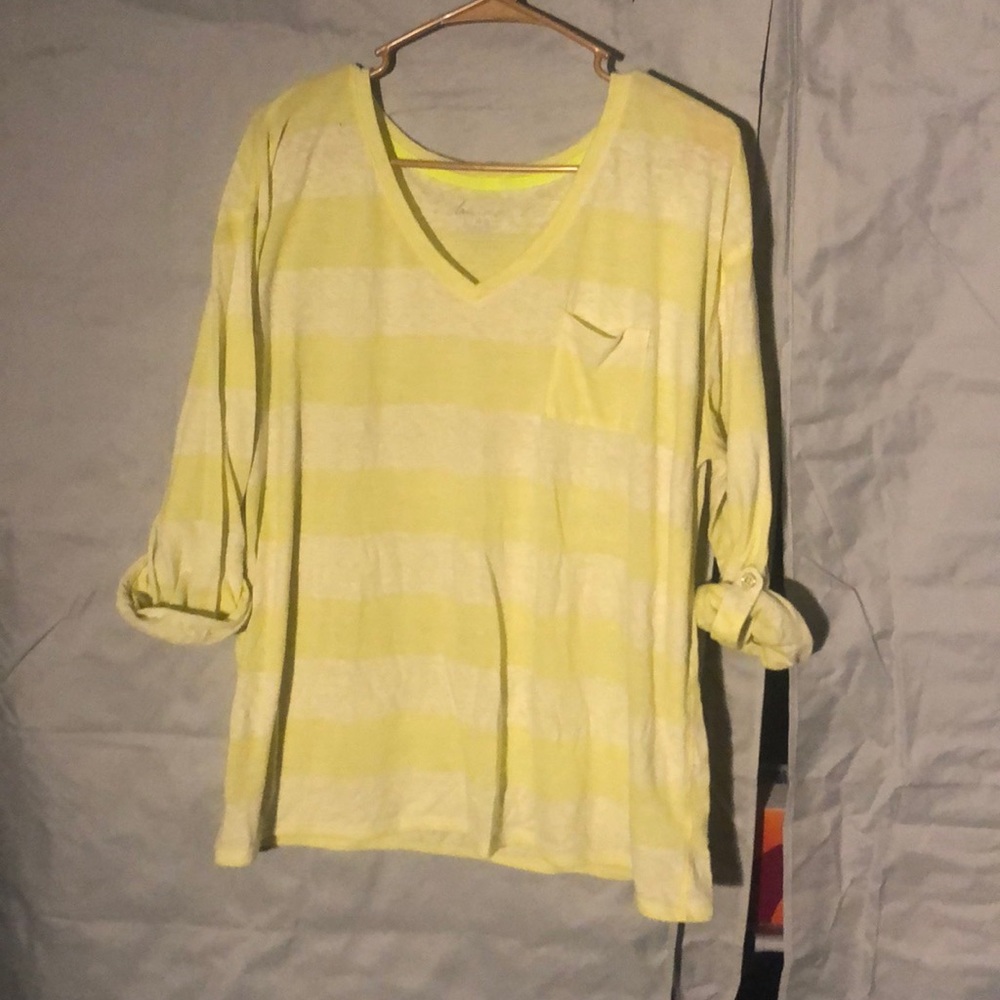 Cute summer tee w/ roll up sleeves